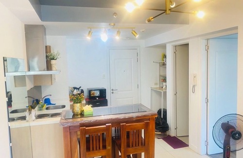 Matandang Balara Condo | 🌿 1BR w/Balcony & Pool View | Free WiFi, Netflix, Karaoke,Pool/gym Access