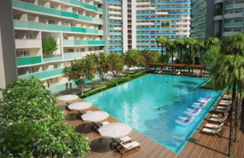 Matandang Balara Condo | 🌿 1BR w/Balcony & Pool View | Free WiFi, Netflix, Karaoke,Pool/gym Access