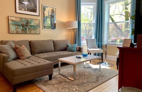 Near West Side Apartment | 1F Cozy Home in Little Italy near Downtown West Loop United Center
