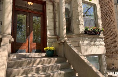 Near West Side Apartment | 1F Cozy Home in Little Italy near Downtown West Loop United Center