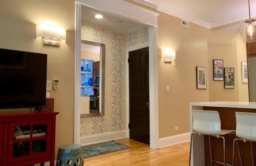 Near West Side Apartment | 1F Cozy Home in Little Italy near Downtown West Loop United Center