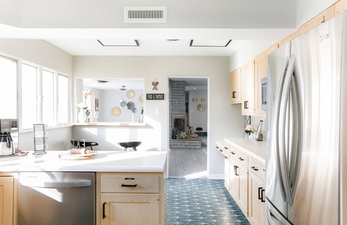 South Bend House | 1Mi to ND, Great for Gatherings & Game Day Fun, Dogs love the Huge Yard!