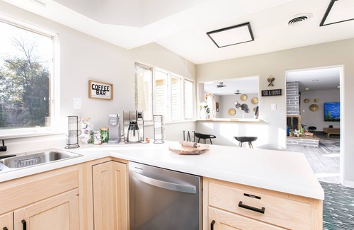 South Bend House | 1Mi to ND, Great for Gatherings & Game Day Fun, Dogs love the Huge Yard!