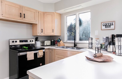 South Bend House | 1Mi to ND, Great for Gatherings & Game Day Fun, Dogs love the Huge Yard!