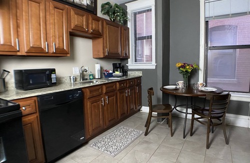 DeBaliviere Place Condo | 1st Fl King+Queen Beds, Steps to Metrolink, Free Gated parking