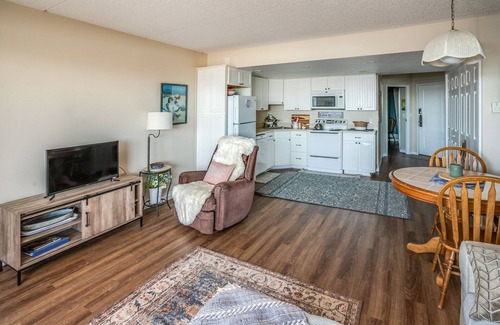Gearhart Condo | 1st Floor 1 Bedroom Cute and Cozy and Pet Friendly - Walk to beach and golf! No Cleaning Fees.
