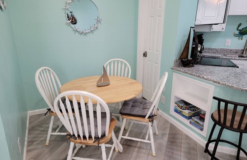 Corpus Christi Condo | 1st FLOOR OASIS, WALK TO BEACH, POOL, HOT TUB, & GYM