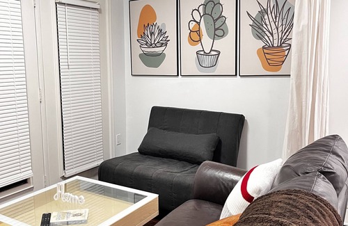 Hamilton House | 1st Floor Studio Unit Near Hamilton Airport, Mohawk College, St. Joe’s Hospital