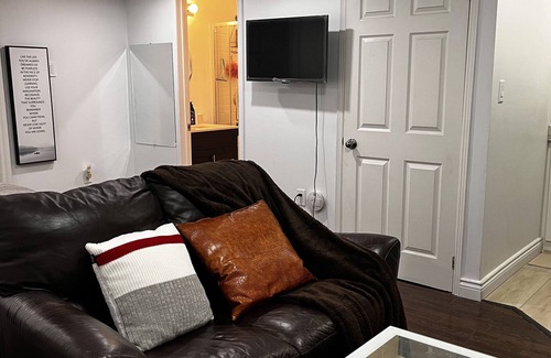 Hamilton House | 1st Floor Studio Unit Near Hamilton Airport, Mohawk College, St. Joe’s Hospital