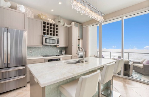 Galveston Condo | 🌊 2/2 Diamond Beachfront , Galveston, Amenities Galore! W/D in Unit, 6th FL