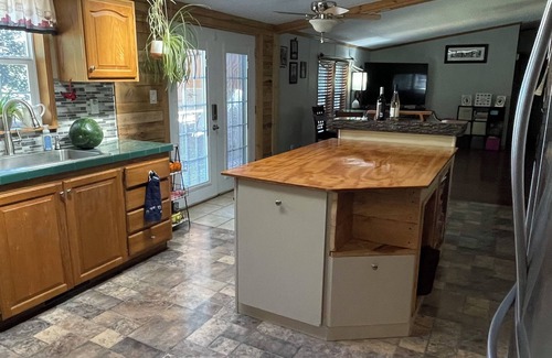 State College House | 2.5 miles from Beaver Stadium our Charming 3-bedroom house with AC, WiFi