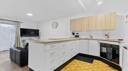 Hawks Nest House | 2 - 76 Mirreen Street Hawks Nest