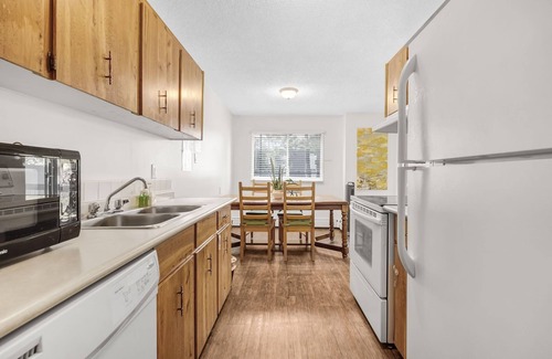 West Edmonton Apartment | ✅2.8 km to ROGERS Place✅️ 4+ beds✅️124 Street Arts District✅️EXPO Centre✅️ Hosp