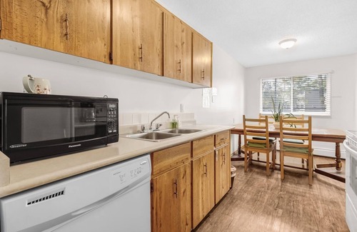 West Edmonton Apartment | ✅2.8 km to ROGERS Place✅️ 4+ beds✅️124 Street Arts District✅️EXPO Centre✅️ Hosp