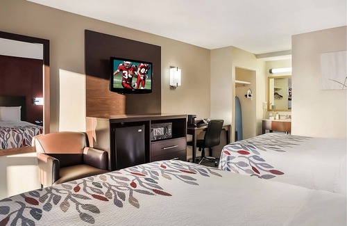 Tupelo Hotel | 2 Affordable Units Near Tupelo Buffalo Park & Zoo! Pets Allowed, FREE Parking!