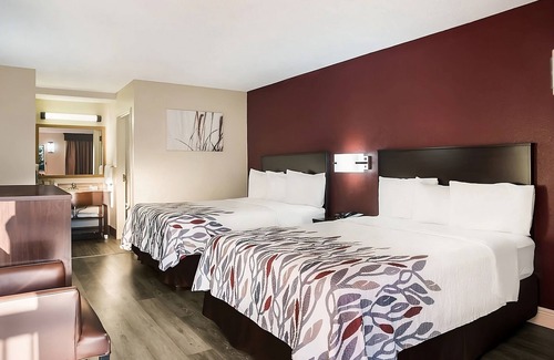 Tupelo Hotel | 2 Affordable Units Near Tupelo Buffalo Park & Zoo! Pets Allowed, FREE Parking!