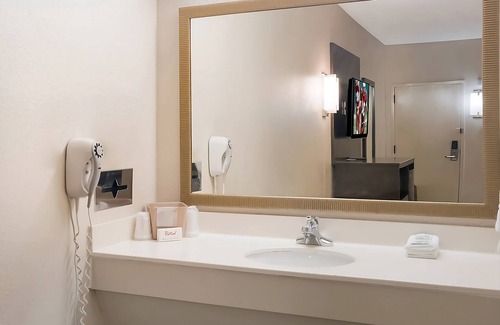 Tupelo Hotel | 2 Affordable Units Near Tupelo Buffalo Park & Zoo! Pets Allowed, FREE Parking!