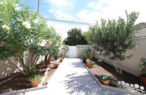 Almarda Apartment | 2 apartamentos en una excelente villa de playa compartiendo Piscina y Jardín