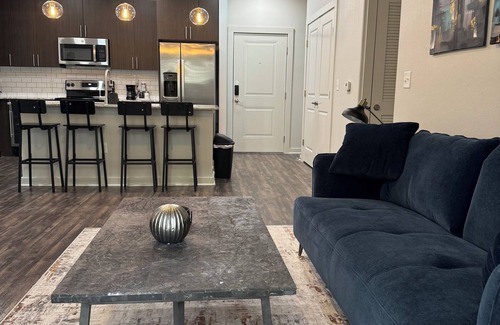 Old East Dallas Apartment | 2 BD KING, POOL & GYM APT