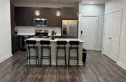 Old East Dallas Apartment | 2 BD KING, POOL & GYM APT
