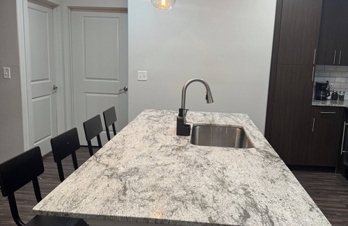 Old East Dallas Apartment | 2 BD KING, POOL & GYM APT