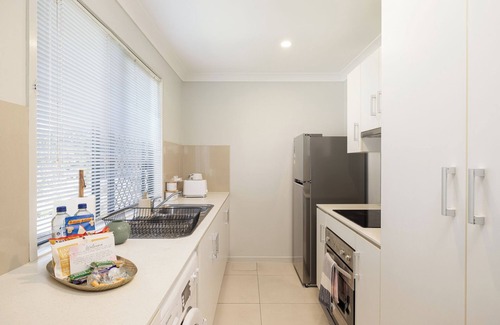 Rocklea Apartment | 2 Bdr Apt! Spotless! Garage Parking! 120D2