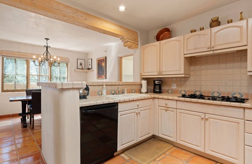Santa Fe House | 2 BDR + Den Sleeps 4 | 2 Car Garage | Washer/Dryer