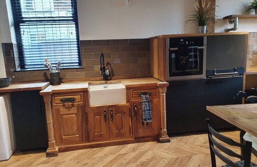Rochdale Apartment | 2 BDR House - Ideal for Short Breaks and Contractors