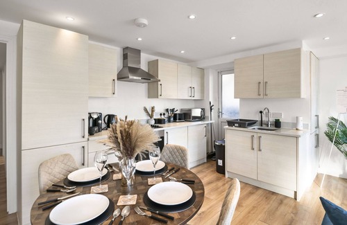 Preston Apartment | 2 BDR, Wembley Stadium, Parking, Family Friendly