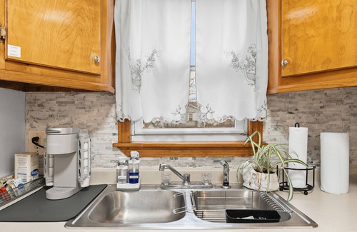 New Bedford Apartment | 2 Bdrm Apartment - King size bed 8 mins to downtown
