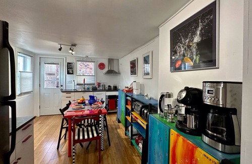 East Allegheny Apartment | 2 Bdrm Artsy Apt in a Historical Bldg, 1.1 mi from Downtown