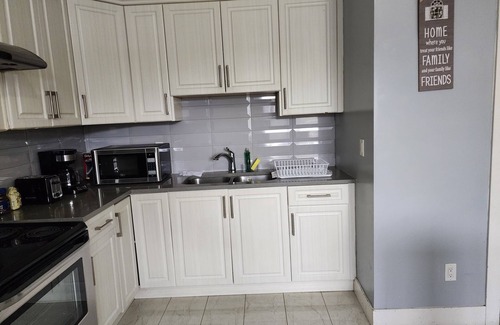 Surrey House | 2 bdrm Private entrance Ground floor Spacious Suite with free parking & wi-fi