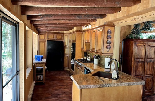 Alpine Cabin | 2 Bdrm, Sleeps 6, 2 Baths: Picturesque cabin retreat inspired by Thomas Kinkade