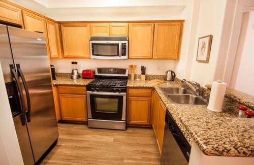 Westwood Apartment | 2 Bed 2 Bath Apartment Overlooking Fountain G65