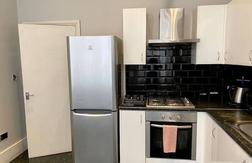 City of Westminster Condo | 2 Bed/2 Bath Large Flat, Ground Floor, Sky TV, AC