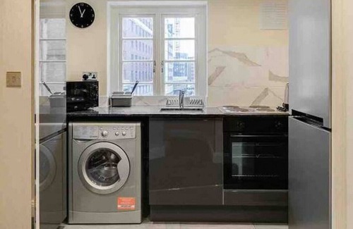 City of Westminster Condo | 2 Bed/2 Bath Luxury Entire Flat, Patio, Sky TV, AC