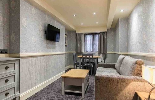 City of Westminster Condo | 2 Bed/2 Bath Luxury Entire Flat, Patio, Sky TV, AC