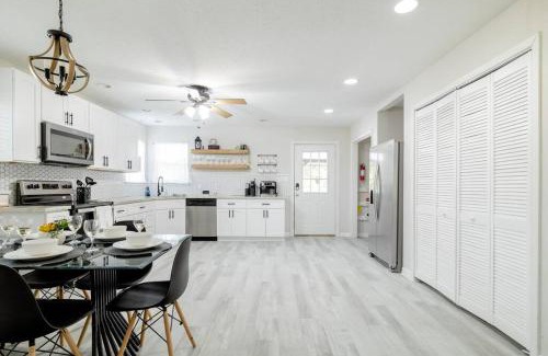 Spring House | 2 bed 2 bath Modern Farmhouse in Old Town Spring