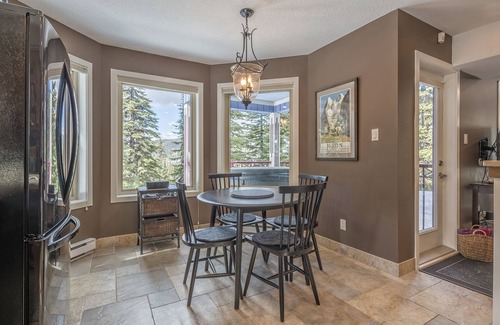 Silver Star Mountain Apartment | 2 Bed/2 Bath Suite On Skiway - Hot Tub, Laundry, Storage Room, Heated Floors!