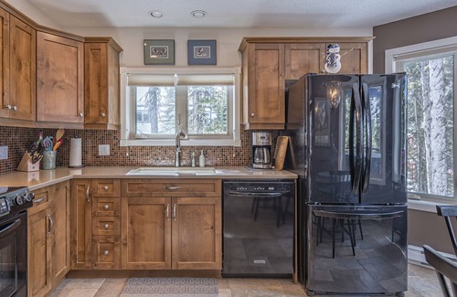 Silver Star Mountain Apartment | 2 Bed/2 Bath Suite On Skiway - Hot Tub, Laundry, Storage Room, Heated Floors!