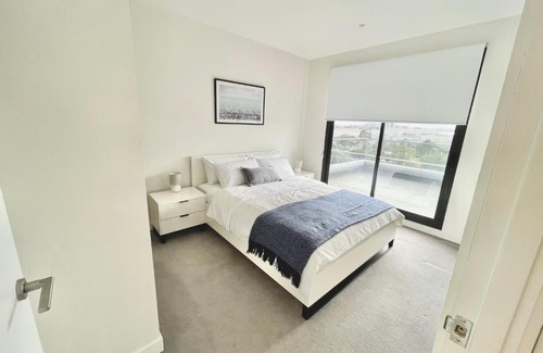Maribyrnong Apartment | 2 Bed 2 Bathroom Penthouse With Amazing Balcony & City Views - Across From Highpoint