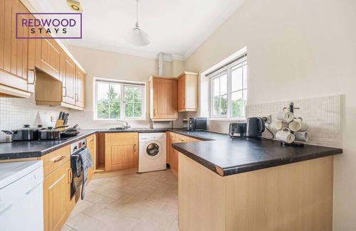 Lychpit Apartment | 2 Bed Apt, Business and Contractors, FREE Parking
