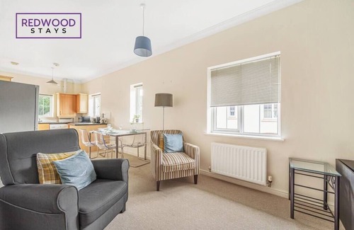 Lychpit Apartment | 2 Bed Apt, Business and Contractors, FREE Parking
