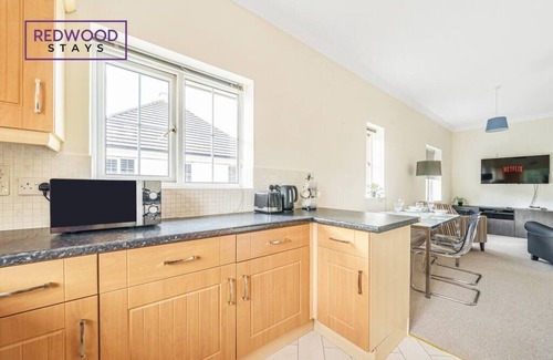 Lychpit Apartment | 2 Bed Apt, Business and Contractors, FREE Parking