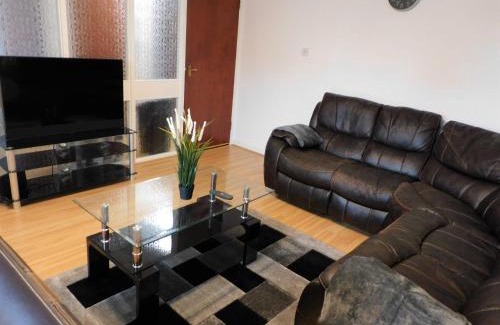 Paisley Apartment | 2 bed Apt on Quiet Cul-de-Sac, Fab Location