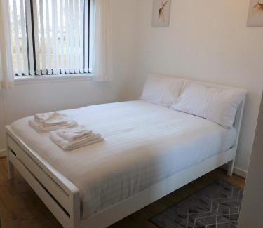 Paisley Apartment | 2 bed Apt on Quiet Cul-de-Sac, Fab Location