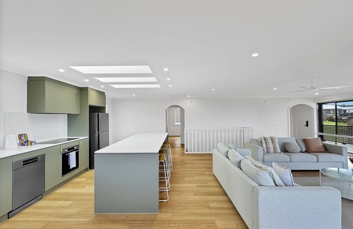 Malua Bay House | 2-Bed Beach Haven with Garden & Alfresco Dining