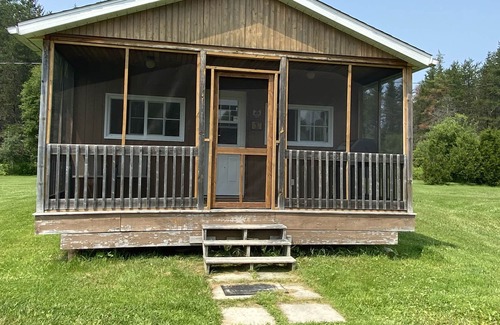 Abitibi-Temiscamingue Cabin | 2 Bed Chalet with River View