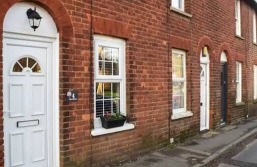Mersham Cottage | 2 bed Cosy cottage in the village of mersham Ashford nextdoor to pub and shop.