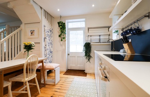 Margate Old Town Cottage | 2 Bed Cottage Private parking, Garden & Log Burner